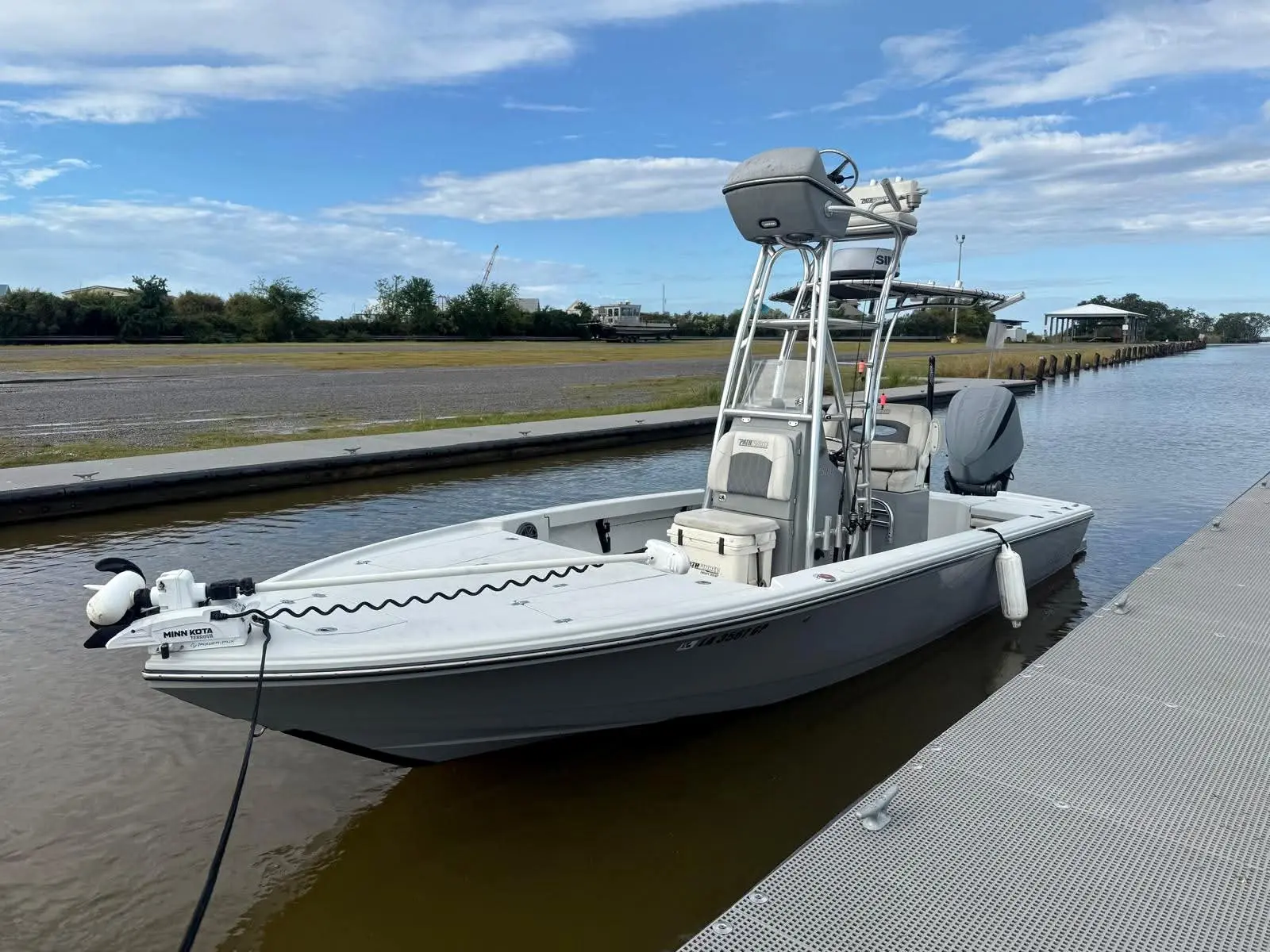 2023 Pathfinder 2500 Hybrid bay boat